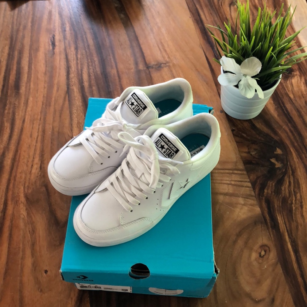 Converse shoes size 5.5 women/4 men